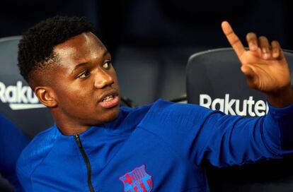 Ansu Fati, en el banquillo durante el partido contra el Sevilla, este domingo.
