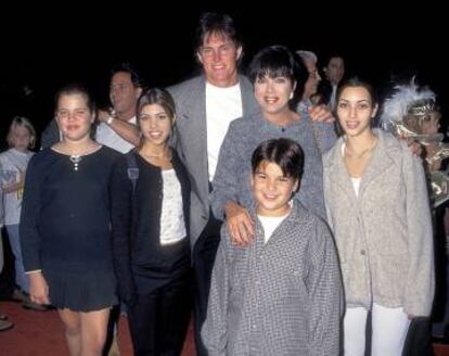 La familia Kardasian, antes del ‘reality’: Khloe, Kourtney, Bruce, Kris y Kim. El nombre de Rob, sin ‘K’, hace honor al difunto papá Kardashian pero le destierra del matriarcado.