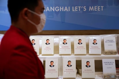 Distintas traducciones de los libros del presidente chino Xi Jinping, en un encuentro sobre importación y exportación en Shanghai en 2020.