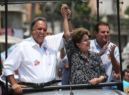 Dilma ao entre o governador Pezão e o prefeito Paes, no Rio, no dia 20.