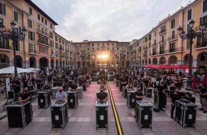 Trabajadores del mundo del espectáculo y de eventos se ha concentrado este jueves en la Plaza Mayor de Palma.