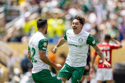 Maurício y José Manuel López, de Palmeiras, en el Estadio MetLife, en Nueva Jersey, el el 19 de junio de 2025.