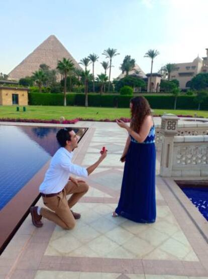 Ahmad Abouzeid es egipcio. María Ortega, española. Han llegado plantearse una boda por poderes para facilitar el reencuentro.