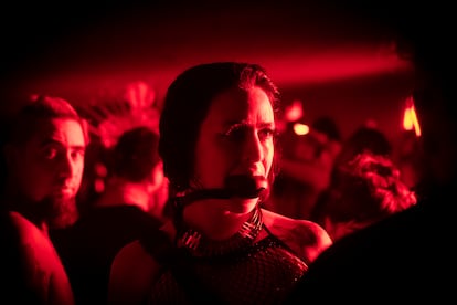 La joven dominatrix “PGMXIII” realizando una performance en una fiesta de la comunidad BDSM llamada Trance, en la Colonia de Roma Norte, en CDMX, el 24 de Marzo del 2024.
