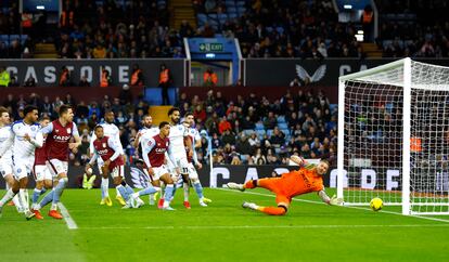 Campbell marca el segundo gol del Stevenage durante el partido de la FA Cup contra el Aston Villa (1-2).