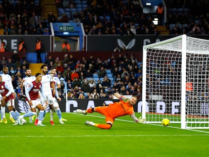 Campbell marca el segundo gol del Stevenage durante el partido de la FA Cup contra el Aston Villa (1-2).