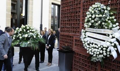 Los dos ramos de flores que reflejaron en los actos del 10 de noviembre de 2011 la división política en el Parlamento en el Día de la Memoria.