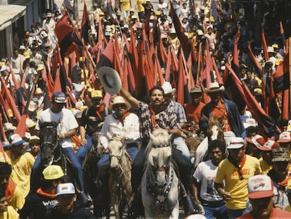 El presidente nicaragüense Daniel Ortega, en una marcha con 1.000 hombres a caballo durante su campaña.