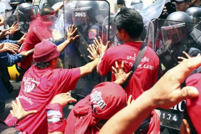 La policía trata de impedir la entrada de los <i>camisas rojas</i> en el Parlamento tailandés, en Bangkok.