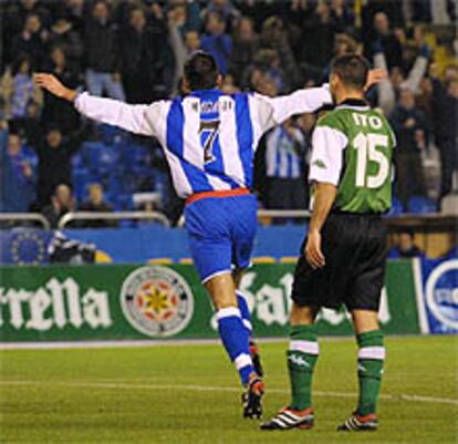 Makaay festeja el 1-0 en el Deportivo-Betis.