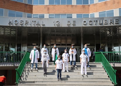 Varios facultativos que no pueden ponerse en huelga posan ante el Doce de Octubre, este lunes.