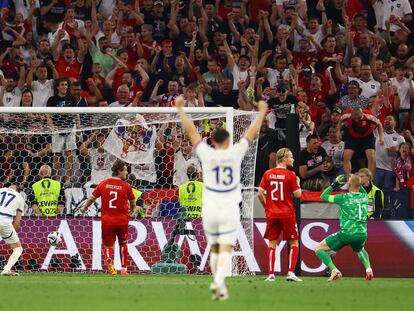 Aficionados y jugadores celebran un gol de Serbia en un partido contra Dinamarca en la Eurocopa 2024.