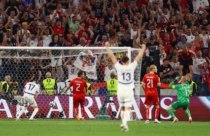 Aficionados y jugadores celebran un gol de Serbia en un partido contra Dinamarca en la Eurocopa 2024.