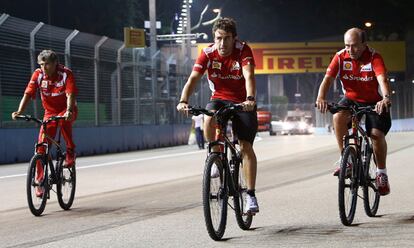 Fernando Alonso y Emilio Botín pasean en bicicleta por el circuito de Singapur