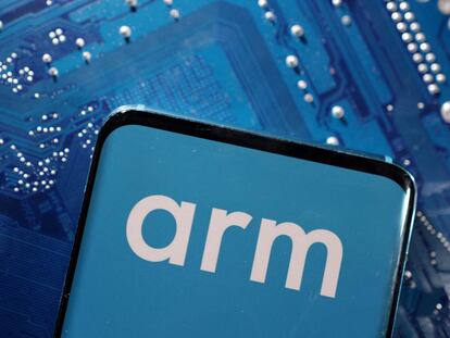 Un teléfono inteligente muestra en su pantalla un logo de ARM.