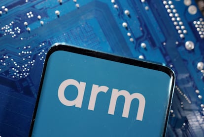 Un teléfono inteligente muestra en su pantalla un logo de ARM.