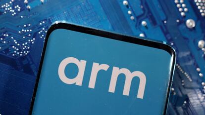 Un teléfono inteligente muestra en su pantalla un logo de ARM.