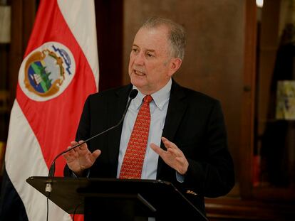 Ottón Solís durante una conferencia de prensa en Costa Rica.