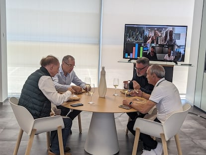 Varios comensales, entre ellos, el crítico gastronómico de EL PAÍS, prueban la mesa sensorial desarrollada por el Instituto Tecnológico de Aragón, en una imagen proporcionada por la citada institución.