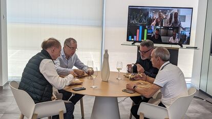 Varios comensales, entre ellos, el crítico gastronómico de EL PAÍS, prueban la mesa sensorial desarrollada por el Instituto Tecnológico de Aragón, en una imagen proporcionada por la citada institución.