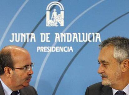 Los vicepresidentes de la Junta, Gaspar Zarrías, y José Antonio Griñán, ayer tras el Consejo de Gobierno.