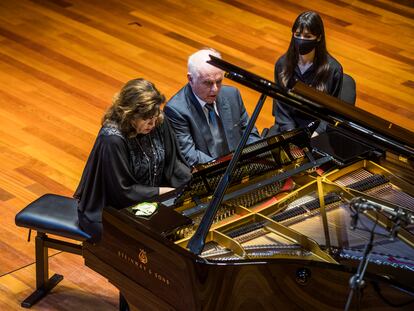 Daniel Barenboim y su mujer, Elena Bashkirova, al piano, este miércoles en el Concierto In Memoriam a Dmitri Bashkirov.