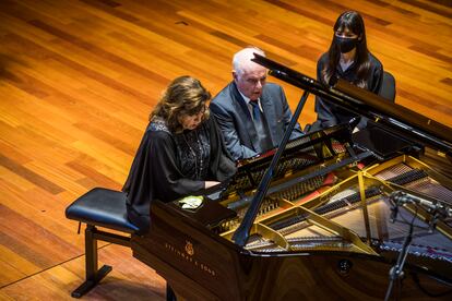 Daniel Barenboim y su mujer, Elena Bashkirova, al piano, este miércoles en el Concierto In Memoriam a Dmitri Bashkirov.