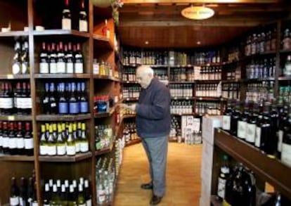 Un chipriota compara en la sección de bebidas del supermercado la diferencia de precios entre su antigua moneda y la nueva, en Nicosia, Chipre. EFE/Archivo