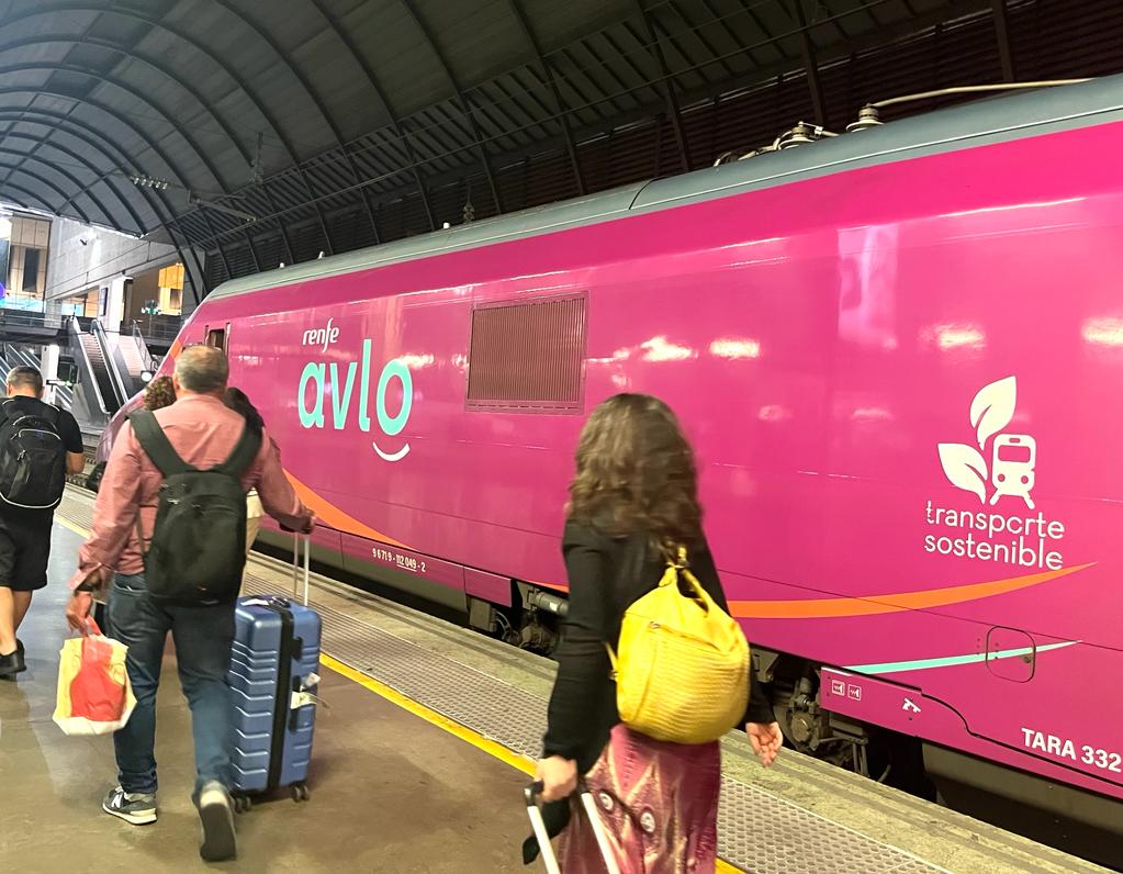 Uno de los trenes Avlo de Renfe en la estación sevillana de Santa Justa.