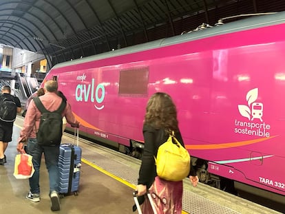 Uno de los trenes Avlo de Renfe en la estación sevillana de Santa Justa.