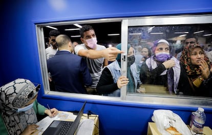 Êgipcios esperan para recibir una dosis de vacuna contra el coronavirus, en noviembre de 2021, en un centro de vacunación en una estación de metro en El Cairo.