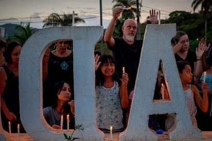 Brumadinho possui pouco mais de 36.000 habitantes. A tragédia com a ruptura da barragem da Vale mobilizou moradores da cidade a realizar uma vigília em homenagem aos mortos, em uma emocionante cerimônia realizada na noite desta terça-feira, 29 de janeiro. Até esta quarta eram 84 mortes confirmadas, mas 276 pessoas continuam desaparecida, muitas delas habitantes da cidade, onde "todos se conhecem", como descrevem os moradores.