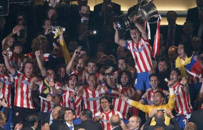 Gabi levanta el trofeo de campeón de la Copa del Rey, después de que el Atlético derrotara al Madrid en la prórroga en la final de 2013 disputada en el Bernabéu.