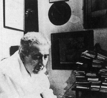 Hablar del gran escritor cubano es hablar de dos libros fundamentales, con ese aire fundacional que suelen tener los grandes textos: la novela 'Paradiso' (1966) y el libro de ensayos 'Las eras imaginarias'. 'Summa' absoluta. De palabras, red de símbolos, teorías literarias y filosóficas (sobre todo Nietzche). Heredero de Góngora, Mallarmé y Valery, 'Paradiso' es la palabra y la frase como fuente de conocimiento intelectual hecho carne. No faltaron colegas coetáneos que criticaron su exuberancia verbal. Vargas Llosa fue uno de ellos. Para mí, leer 'Paradiso' es como leer 'Los años de aprendizaje de Wilheim Meister', de Goethe. Con ello quiero decir que 'Paradiso' no solo es la novela de José Cemí ('álter ego' de Lezama Lima), sino la novela de iniciación más ambiciosa de la prosa latinoamericana de la segunda mitad del siglo XX. Como ensayista, en 'Las eras imaginarias' Lezama abre cauces, enseña caminos para una renovada hermenéutica textual.