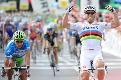 Thor Hushovd celebra su victoria en la cuarta etapa de la vuelta a Suiza.