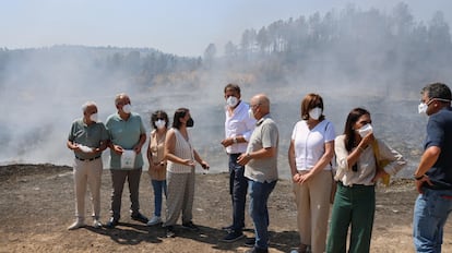 Visita de una delegación socialista al vertedero de A Rúa con el líder de esa formación en Galicia, José Ramón Gómez Besteiro (de camisa blanca), a la cabeza, en una imagen difundida por el partido.