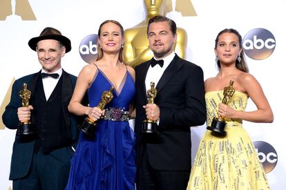 Las mejores imágenes de los Oscar 2016. Arriba, los actores Mark Rylance, Brie Larson, Leonardo DiCaprio y Alicia Vikander posan con sus Oscar tras la ceremonia.