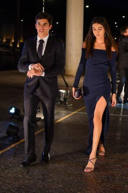 Marc Márquez y Lucía Rivera, en los FIM Awards, en Valencia, el domingo.