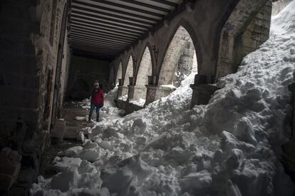 La nieve cubre el claustro del monasterio de Roncesvalles en el pirineo navarro.