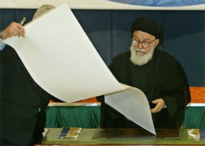 Mohamed Bahr Al Ulum, presidente de turno del Consejo de Gobierno iraquí, en el momento de firmar la Constitución.