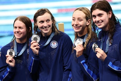 Katie Ledecky, segunda por la izquierda, junto a sus compañeras de Estados Unidos tras ganar la plata en 4x200 libre este jueves.