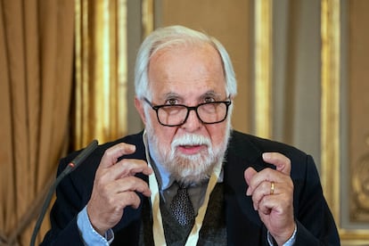 El director de la Academia Mexicana de la Historia, Javier Garciadiego,  durante el acto en Casa América, en Madrid, este lunes.