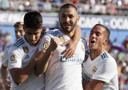 Asensio (I) y Lucas (D) abrazan a Karim Benzema despu&eacute;s del 0-1 al Getafe. 