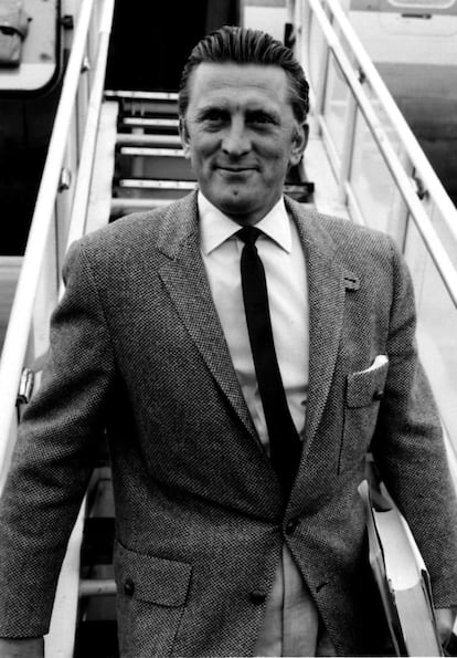 Issur Danielovitch Demsky, más conocido como Kirk Douglas, llega a los 100 años de vida convertido en toda una leyenda del cine mundial. El actor nació en Amsterdam, Nueva York (EE UU), el 9 de diciembre de 1916.