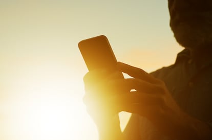 Un hombre navega en su teléfono móvil.