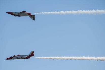 Un grupo de la Patrulla Águila del Ejército del Aire español participa en la Exhibición aeroespacial Internacional de Berlín (ILA), en Selchow, Alemania. 