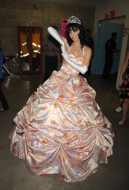 Su pasión por los disfraces y la ropa customizada Katy Perry la lleva más allá de Halloween, pues es habitual en sus espectáculos desde el inicio de su carrera. En los premios MTV Latin America de 2008, celebrados en octubre de ese año la localidad mexicana de Guadalajara y en los que interpretó su éxito ' I Kissed a Girl', la cantante apostó por un 'look' a lo princesa Disney, con tiara incluida.