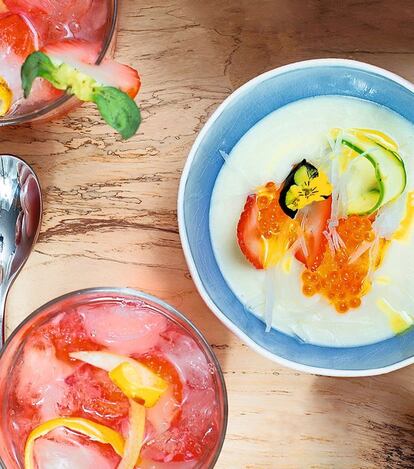 <p><b>Crema de bacalao con fresas y huevas de trucha</b></p><p><i> Ingredientes</i></p><p> 1 puerro, 2 patatas, ½ cebolla, 250 gramos de bacalao desmigado (esqueixada) y desalado, 10 centilitros de crema de leche, 6 fresas y 4 cucharaditas de huevas de trucha.</p><p><i> Preparación</i></p><p> Cortar la cebolla y los puerros en juliana y las patatas en lonchas finas. Empezar a rehogarlas en una cazuela, evitando que cojan mucho color. El bacalao que se usará para desalarlo serán las migas o desechos de las partes menos nobles. Una vez rehogadas, poner agua hasta cubrir y añadir el bacalao. A los 10 minutos de cocción estará listo y se podrá agregar la crema de leche. Pasar la crema por la túrmix, reservar seis horas en el frigorífico y emplatar. Cortar las fresas a bastoncitos y con la ayuda de trozos pequeños de ensalada (berros, escarola, miniespinacas) hacer un pequeño ramo que colocaremos con mucho cuidado encima de la crema. Acabar adornando con las fresas y las huevas de trucha. Si se quiere, se pueden añadir flores o reducción de vinagre balsámico. Esta crema se puede servir en frío o en caliente, teniendo en cuenta que se cambiará la guarnición en función de la temperatura. En caliente, unos ajos tiernos, morcilla y migas de pan serán un buen acompañamiento.</p><p><b> ‘Caipiroska’ de fresa</b></p><p><i> Ingredientes</i></p><p> 50 mililitros de vodka, ½ lima cortada en trocitos, 50 mililitros de puré de fresa, 2 cucharaditas de azúcar blanco. Hielo: picado. Un vaso de roca (bajo y ancho). Para la decoración: una fresa fresca cortada en abanico y ramitas de menta.</p><i> Preparación</i></p><p> Se hace directamente en el vaso. Se pone la lima cortada, el puré de fresa y 2 cucharaditas de azúcar blanco. Se machaca la mezcla con un mortero de cocina. Una vez que se consigue la textura deseada, se añade hielo picado hasta la mitad y se vierte el vodka. Remover con una cucharilla y volver a poner hielo picado hasta arriba. Decorar con un abanico de fresa y ramitas de menta. </p>