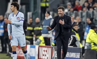 Simeone da instrucciones a João Félix ante la Juventus.