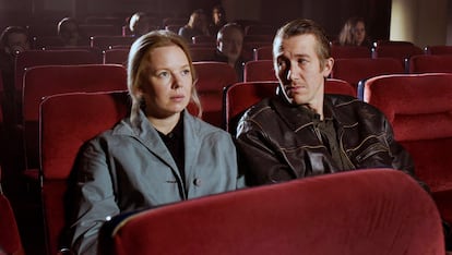 Jussi Vatanen y Alma Pöysti en una escena de Fallen Leaves, del director Aki Kaurismäki.